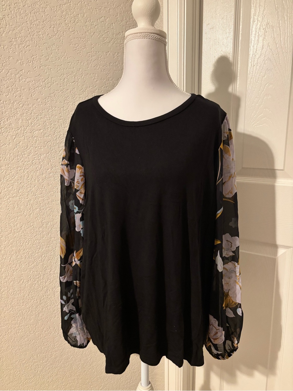 Black Floral-Sleeve Women’s Top - 1X